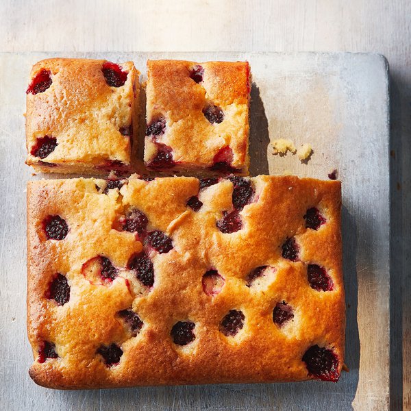 Lemon &amp; blackberry traybake