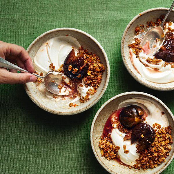 Vanilla figs with yoghurt &amp; oaty crunch