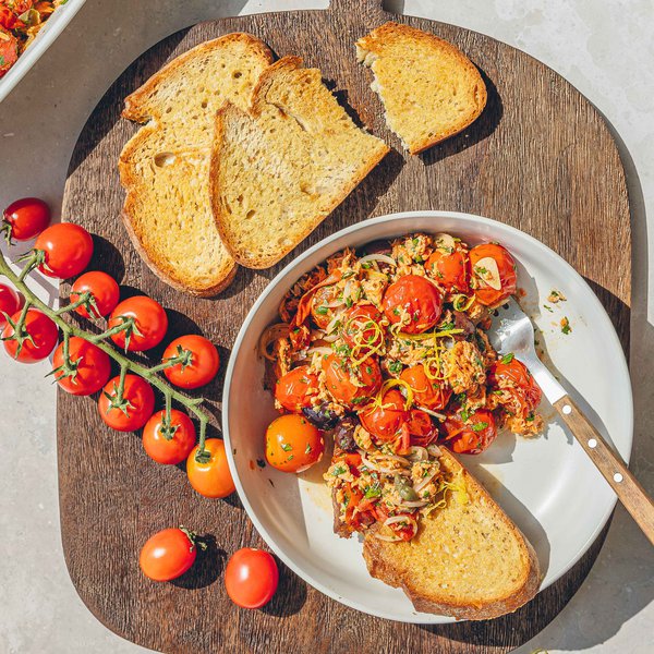 Roasted tomato and salmon traybake