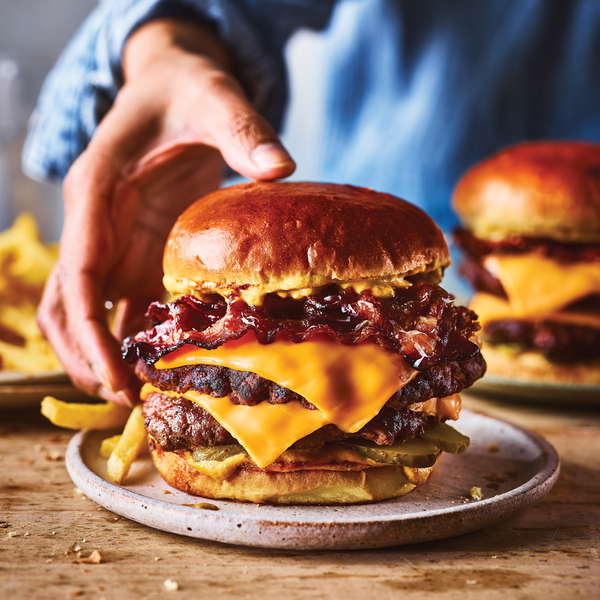 Smash cheeseburger with burger sauce