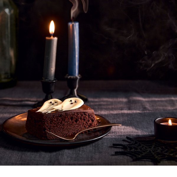 Ghostly chocolate traybake